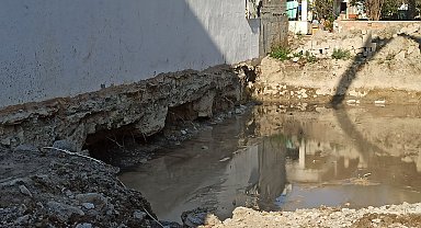 İskenderun'da kazı çalışması sırasında temeli hasar gören bina boşaltıldı