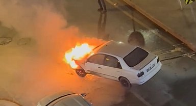 İstanbul- Arnavutköy'de seyir halindeki otomobilin motor kısmı yandı