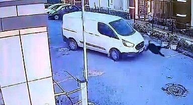 İstanbul- Avcılar'da hafif ticari araç yayaya çarptı; kaza kamerada