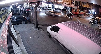 İstanbul- Bağcılar'da motosikletli polislerle otomobil çarpıştı