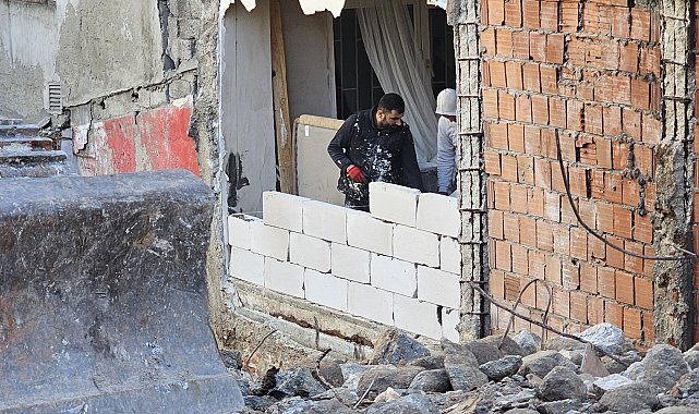 İstanbul- Bahçelievler'de yıkılan binanın bitişiğindeki apartmanın bodrum katı duvarsız kaldı