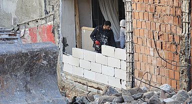 İstanbul- Bahçelievler'de yıkılan binanın bitişiğindeki apartmanın bodrum katı duvarsız kaldı