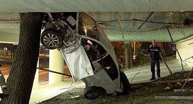 İstanbul- Bakırköy'de, alkollü sürücünün kullandığı otomobil viyadükten düşüp, ağaçta asılı kaldı