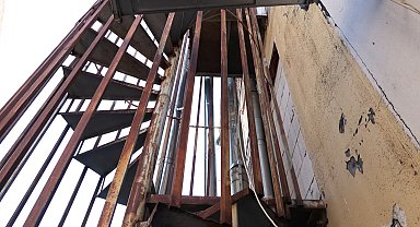 İstanbul- Bakırköy'de yangın merdiveninin girişi tuğlalarla örüldü