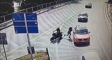 İstanbul- Bankadan çıkanları takip ederek araçlarının camını kırıp paralarını çalan şüpheliler kamerada