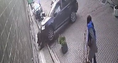 İstanbul- Beşiktaş'ta yokuştan kayan cip bodrum kattaki bir evin pencere korkuluklarına çarptı; kaza kamerada