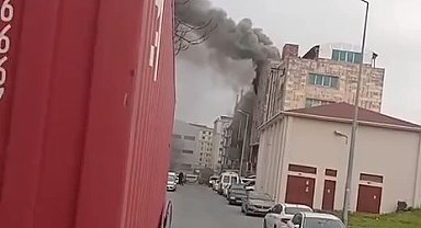 İstanbul - Beylikdüzü'nde iş merkezinde çıkan yangın itfaiye tarafından söndürüldü