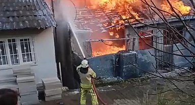 İstanbul - Beyoğlu'nda gecekondu alev alev yandı: baba ve 2 çocuğu mahalleli kurtardı