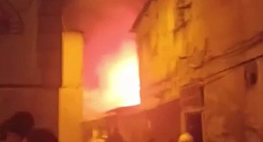 İstanbul- Beyoğlu'nda, gecekondu alev alev yandı