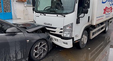 İstanbul- Beyoğlu'nda kamyonet 7 araca çarptı; şoförü kazadan sonra kaçtı