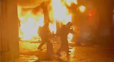 İstanbul- Beyoğlu'nda terzi dükkanı ve bir ev alev alev yandı; o anlar kamerada