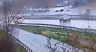 İstanbul - Büyükçekmece D-100'de kamyonun panelvana çarptığı kaza kamerada