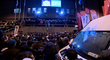 İstanbul-CHP Genel Başkanı Özel Beşiktaş Belediyesi önünde konuştu