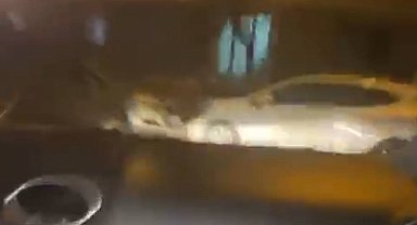 İstanbul - Fatih'te sokakta hızla ilerleyen otomobil park halindeki araca çarptı