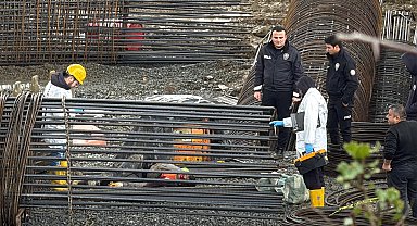 İstanbul - Gaziosmanpaşa'da üstüne 1 tonluk kepçe kovası üstüne düşen işçi öldü; arkadaşları sinir krizi geçirdi