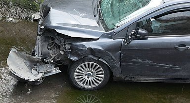 İstanbul- Gaziosmanpaşa'da virajı alamayan otomobil su kanalına uçtu: 2 yaralı