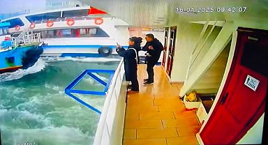 İstanbul- Haliç'te yolcu dolu tekneye başka tekne çarptı; kaza kamerada