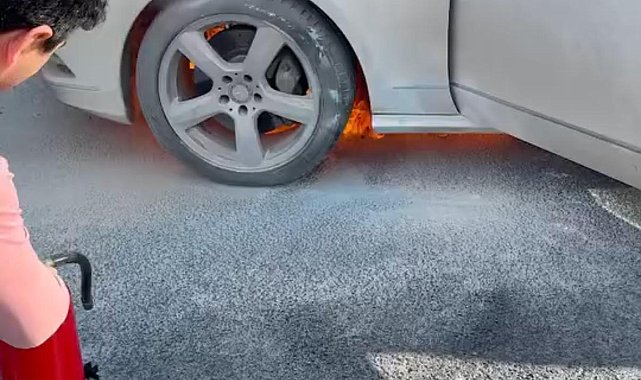 İstanbul-Kağıthane D-100 Karayolu'nda otomobildeki yangını diğer sürücüler söndürdü