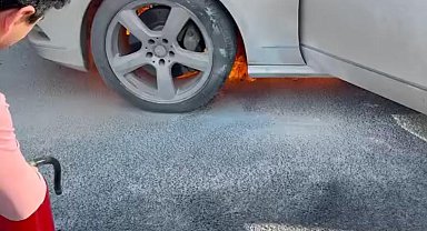 İstanbul-Kağıthane D-100 Karayolu'nda otomobildeki yangını diğer sürücüler söndürdü