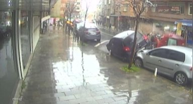 İstanbul - Kağıthane'de park halindeki araçlara çarpıp takla attı; o anlar kamerada