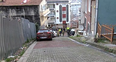İstanbul- Kağıthane'de yokuştan kayan otomobil istinat duvarına çarptı