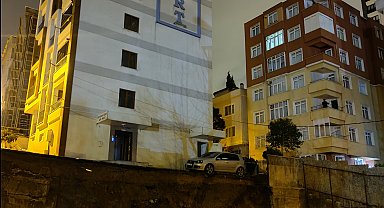 İstanbul-Kartal'da toprak kayması; otomobil inşaatın temel çukuruna düştü