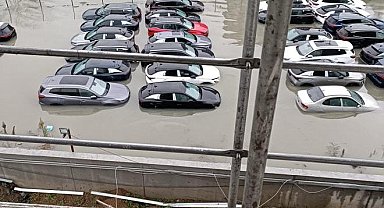 İstanbul - Sarıyer'de yağış sonrası otoparktaki sıfır araçlar su içinde kaldı