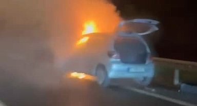 İstanbul-Ümraniye TEM Otoyolu'nda otomobil alev alev yandı