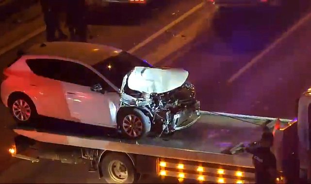 İstanbul-Ümraniye TEM Otoyolu'nda otomobil yolcu otobüsüne çarptı: 2 yaralı