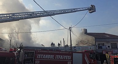 İstanbul- Ümraniye'de 2 katlı binanın çatısında yangın çıktı