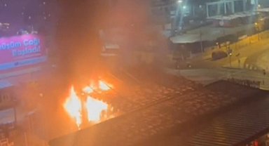 İstanbul-Ümraniye'de akaryakıt istasyonunun marketi alev alev yandı