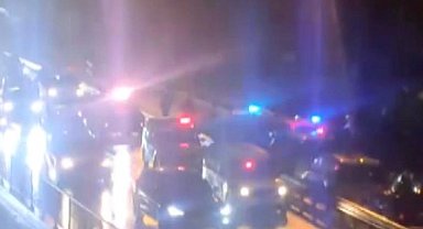 İstanbul - Üsküdar'da denetimden kaçan çakarlı otomobil polis araçlarına çarparak durduruldu