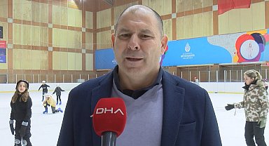 İstanbul'da karnelerini alan öğrencilere; buz pistinde paten, Haliç'te kürek çekme keyfi