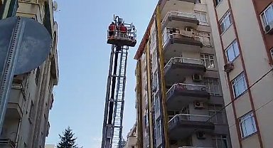 İtfaiye, merdivenli araç eve ulaştı; ölü bulundu