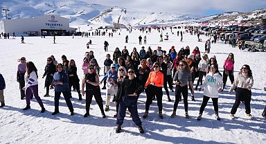 Kadınlar kayak merkezinde zumba yaptı
