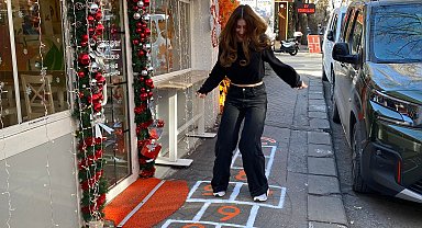 Kaldırıma seksek oyunu çizdi, renkli görüntüler oluştu