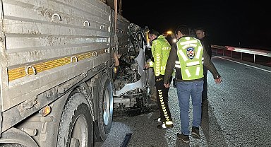 Kamyonet, çarptığı TIR'ın dorsesinde 100 metre sürüklendi; 1 ölü, 1 yaralı
