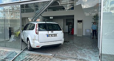 Kamyonetle çarpışan otomobil, bayiye daldı; o anlar kamerada
