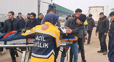 Kamyonetle kafa kafaya çarpışan motosikletin sürücüsü ağır yaralı