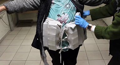 Kapıkule'de beline sardığı bezde 5 bin gümrük kaçağı ilaç ele geçirildi