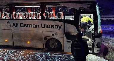 Karda kayan otobüs duvara sürterek durdu, panik anları kamerada; 14 yaralı