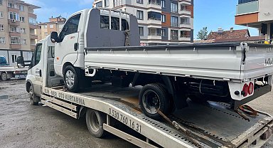 Kastamonu'da sokak köpeklerinin zarar verdiği kamyonette 200 bin liralık hasar oluştu; olay anı kamerada