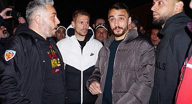 Kayserispor taraftarı kulüp tesislerinde futbolculara tepki gösterdi