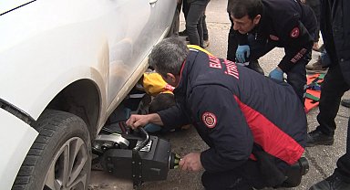 Kazada otomobilin altında kalan motokurye ağır yaralandı