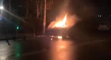 Kısa devre yapan sokak lambası, üzerine düştüğü otomobili tutuşturdu