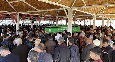 Kızlarından birini serumuna ilaç enjekte edip, diğerini sırtından vurarak öldürmüş