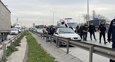 Kocaeli'de 2 otomobil çarpıştı; 3 yaralı