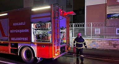 Kocaeli'de, 5 katlı apartmanın zemin katındaki dairede çıkan yangın söndürüldü