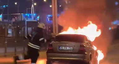 Kocaeli'de seyir halindeki otomobil alev alev yandı