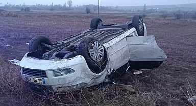 Kontrolden çıkan otomobil takla atıp boş araziye savruldu; 1 ölü, 4 yaralı